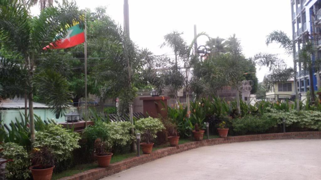 Virati Hotel Rangoon Buitenkant foto