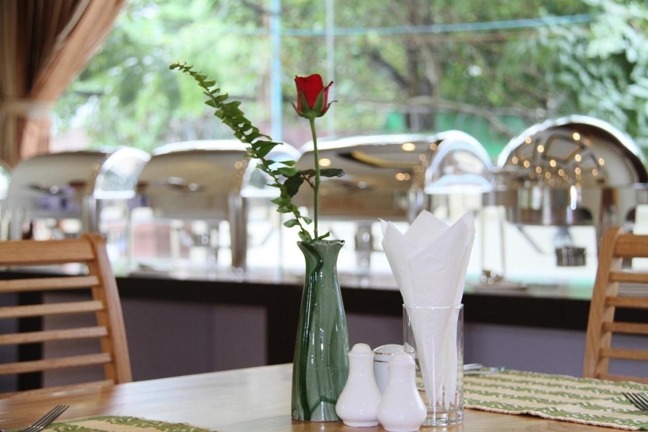 Virati Hotel Rangoon Buitenkant foto