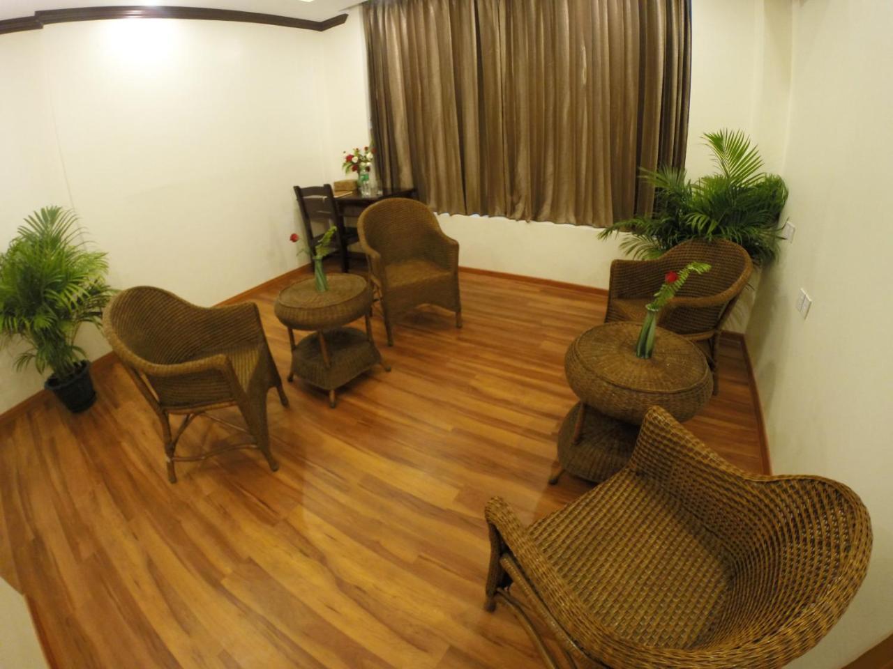 Virati Hotel Rangoon Buitenkant foto