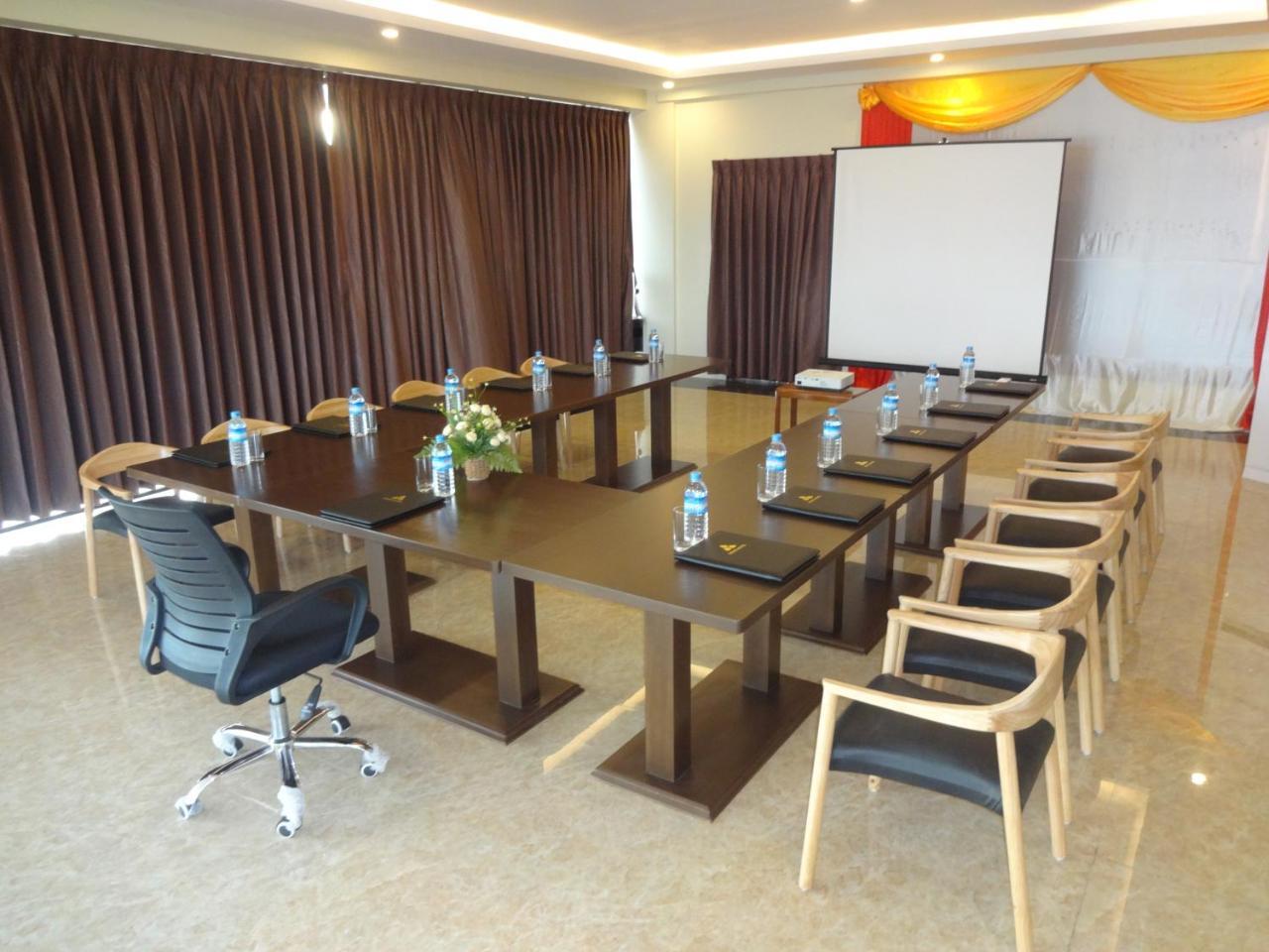 Virati Hotel Rangoon Buitenkant foto