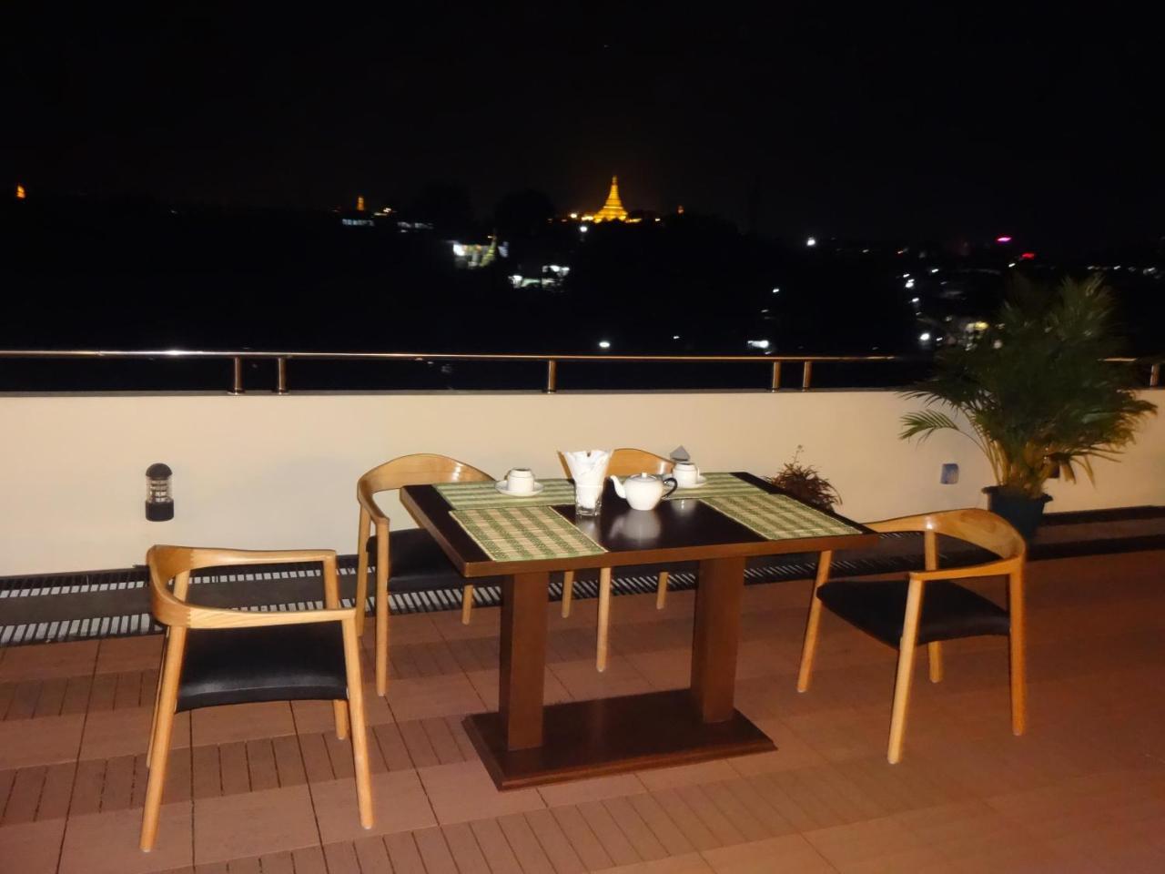 Virati Hotel Rangoon Buitenkant foto