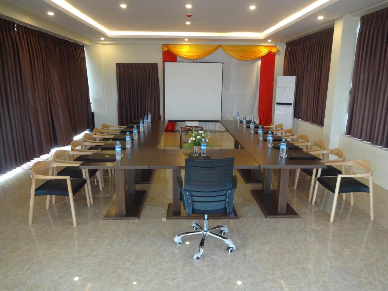 Virati Hotel Rangoon Buitenkant foto