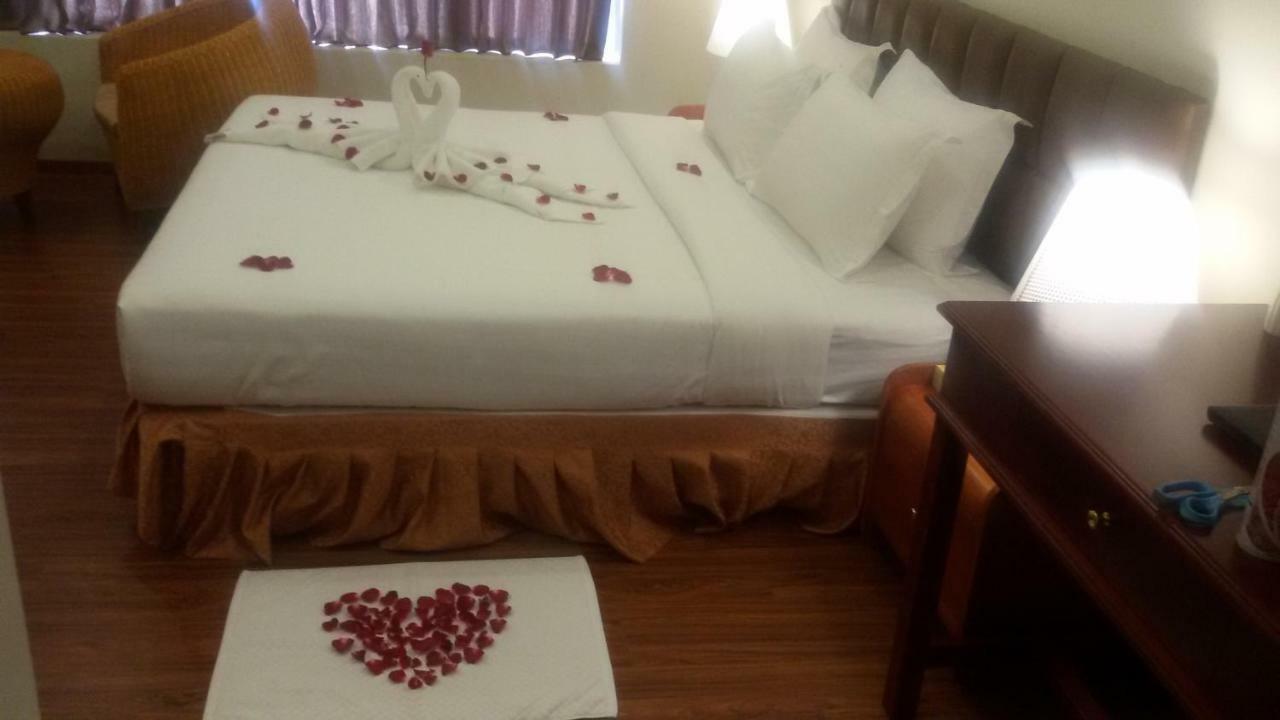 Virati Hotel Rangoon Buitenkant foto