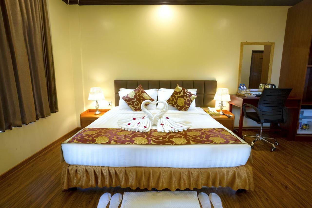 Virati Hotel Rangoon Buitenkant foto